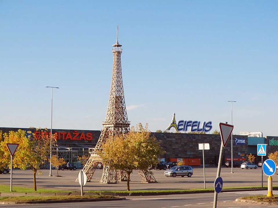 Eiffel sculpture on Žemaitijos Street, Mažeikiai