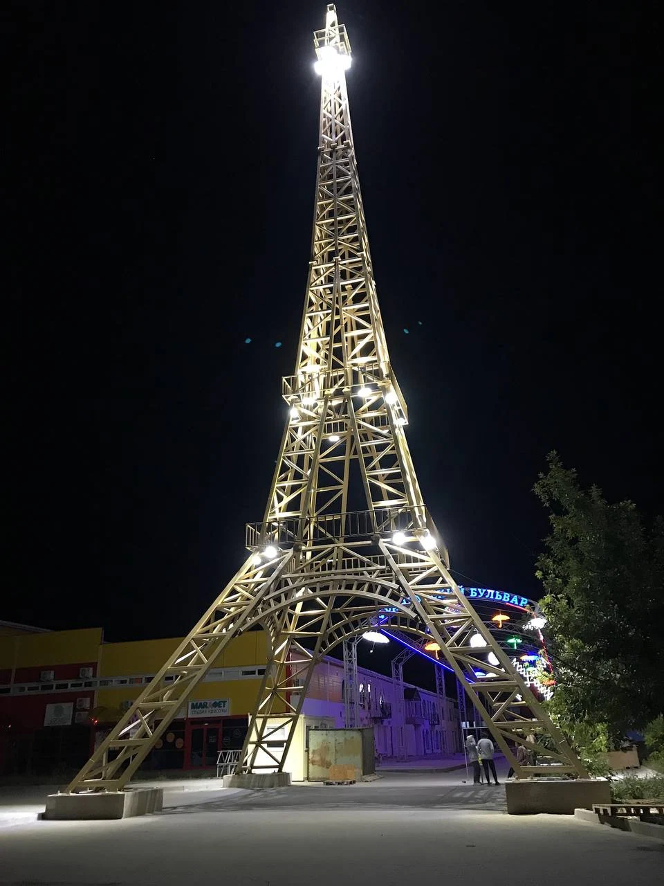 Réplique Eiffel du boulevard français à Volzhsky