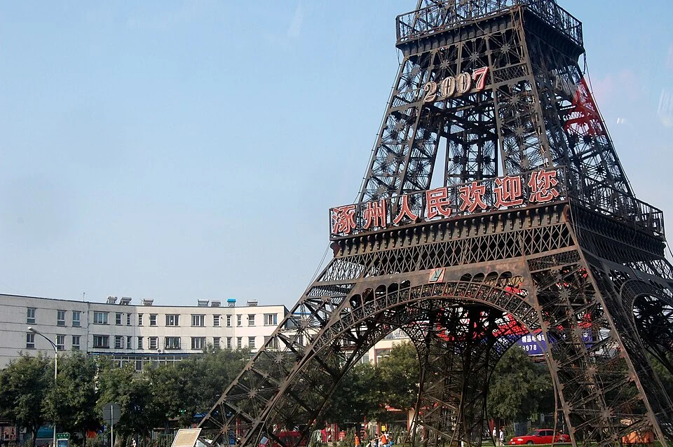 Large tower at a roundabout, Zhouzhou