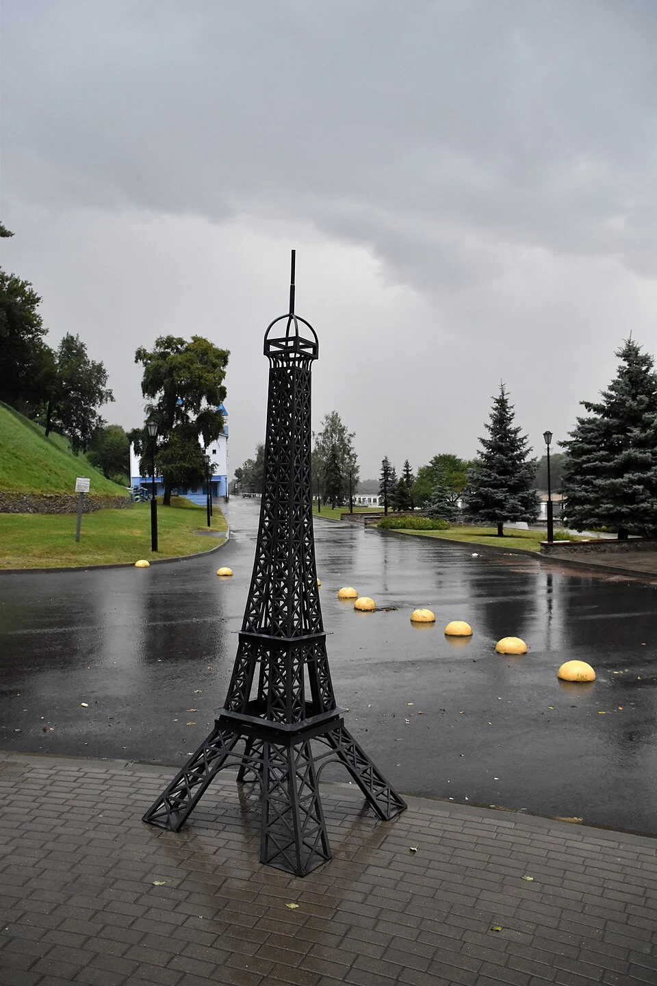 Miniature Eiffel Tower, Homieĺ