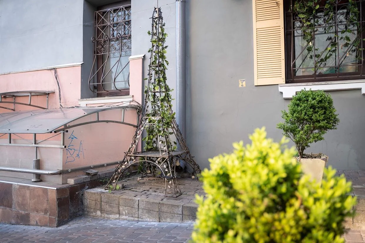 Tour Eiffel — Kyiv · Devant le restaurant Très Français (fiche de recherche)