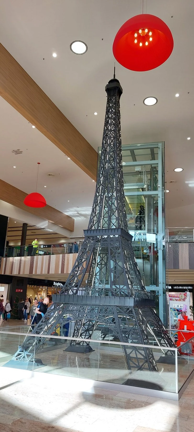 Tour Eiffel — La Jonquera · Centre commercial (fiche de recherche)