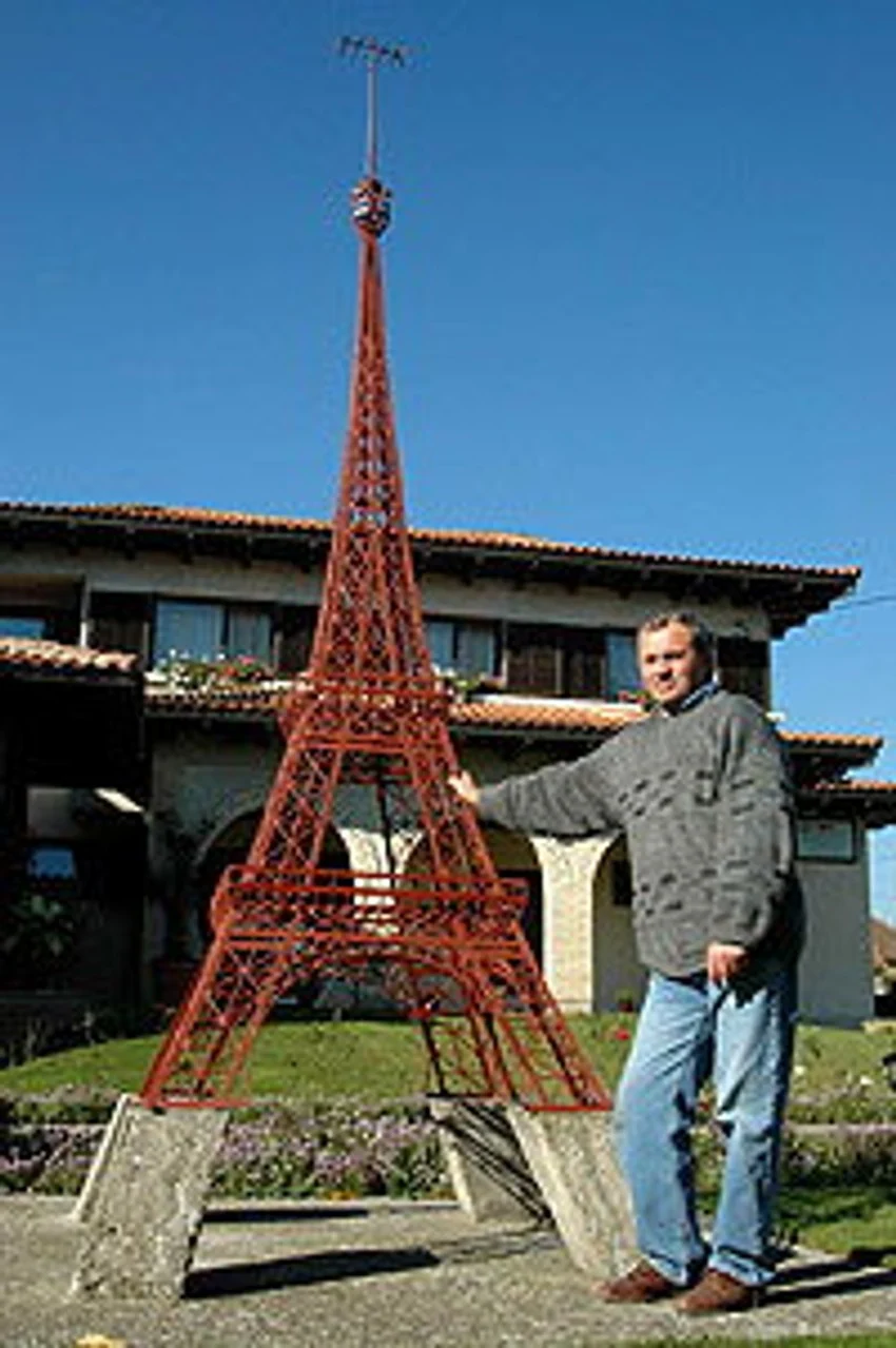 Tour Eiffel — Markovac · Petite tour dans une arrière-cour (fiche de recherche)