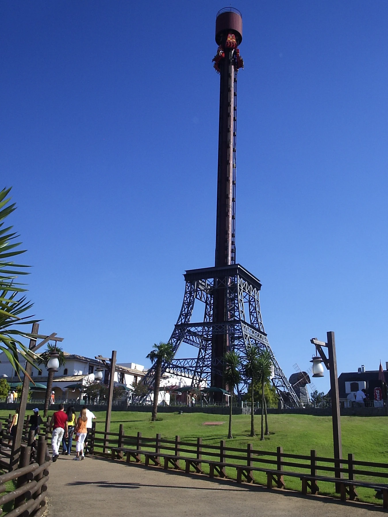Tour d'attraction Eiffel de Hopi Hari (aspect historique)