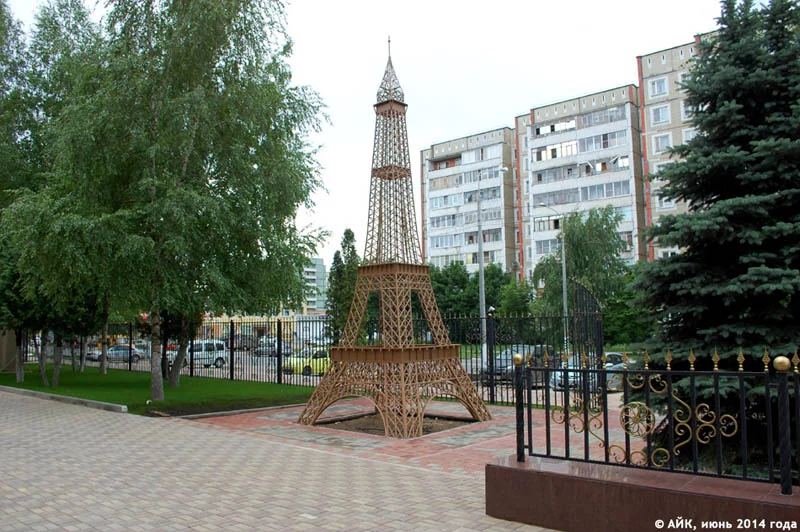 Tour Eiffel — Obninsk · Devant des bureaux, établissement à confirmer (fiche de recherche)