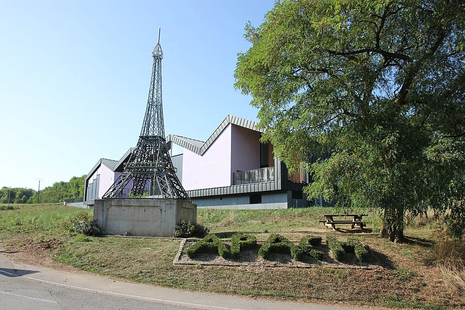 Apach Eiffel Tower