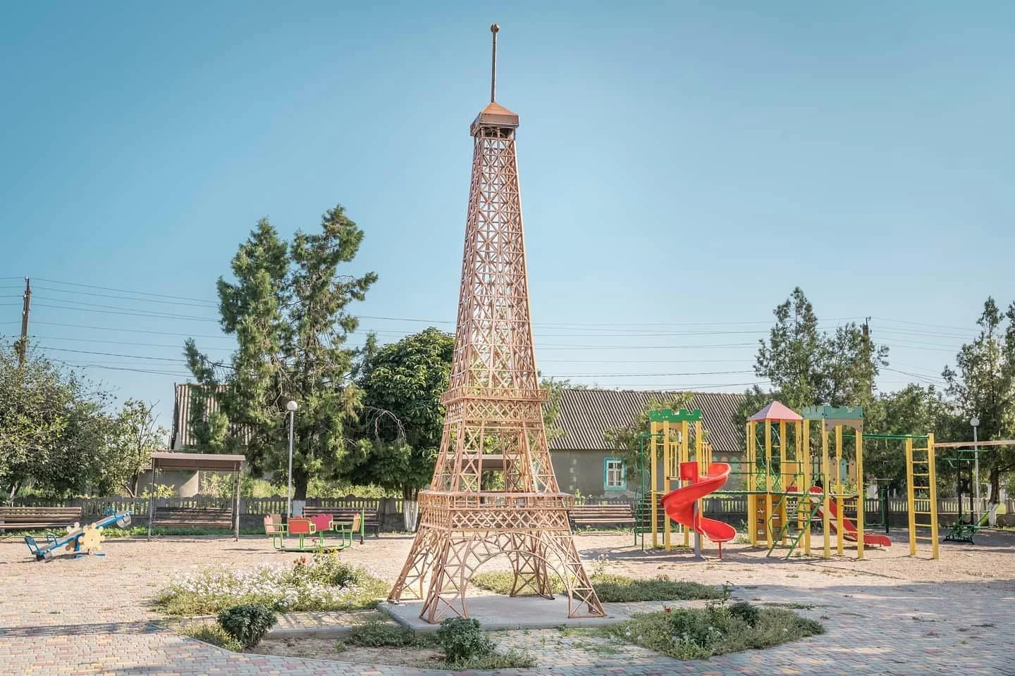 Tour Eiffel — Novoselivka · Parc de jeux (fiche de recherche)