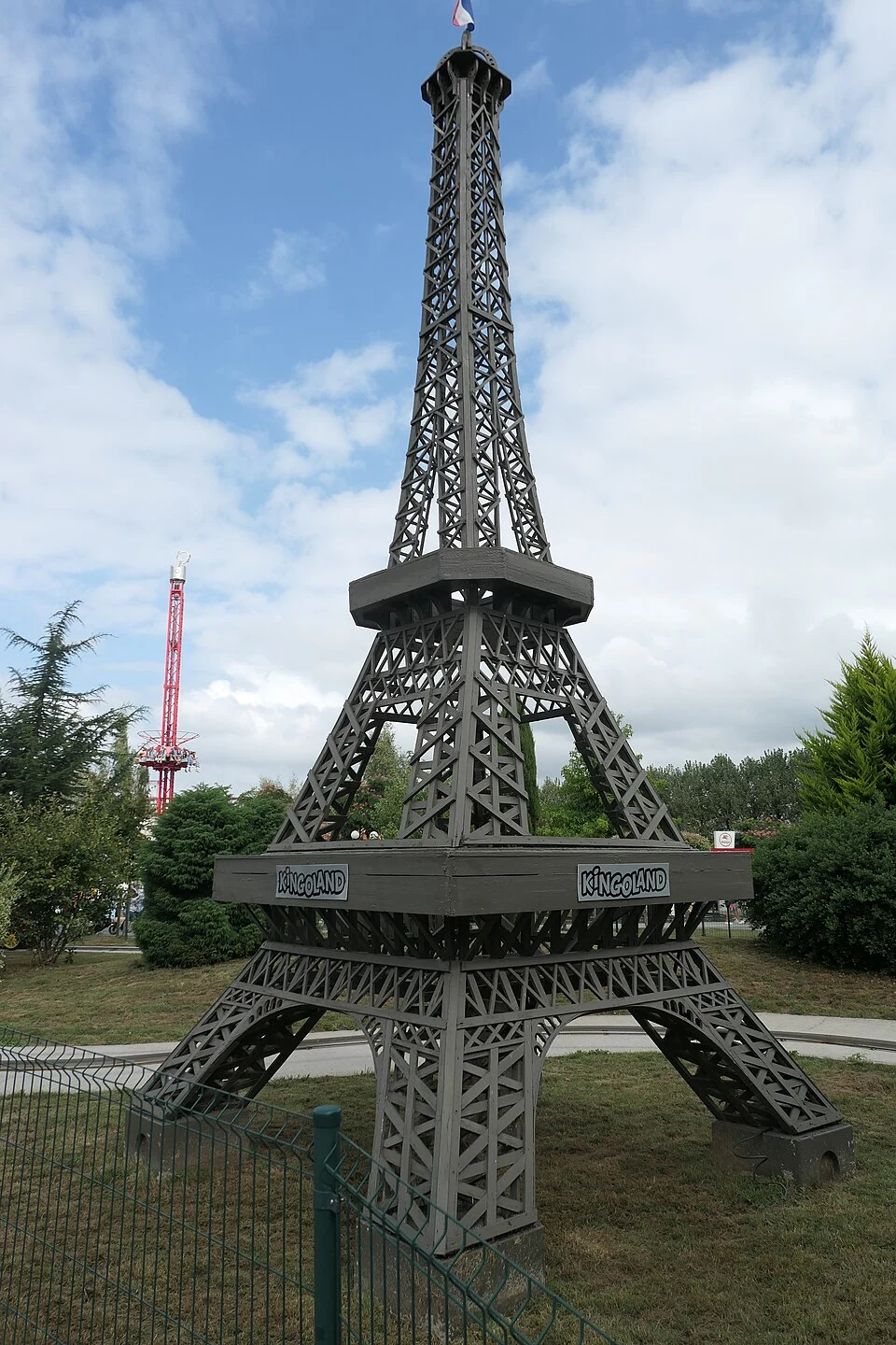 Kingoland Eiffel Tower, Plumelin