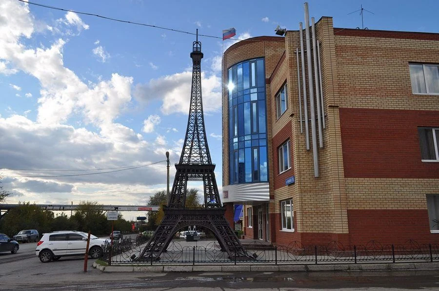 Tour Eiffel — Perm · Devant des bureaux (fiche de recherche)