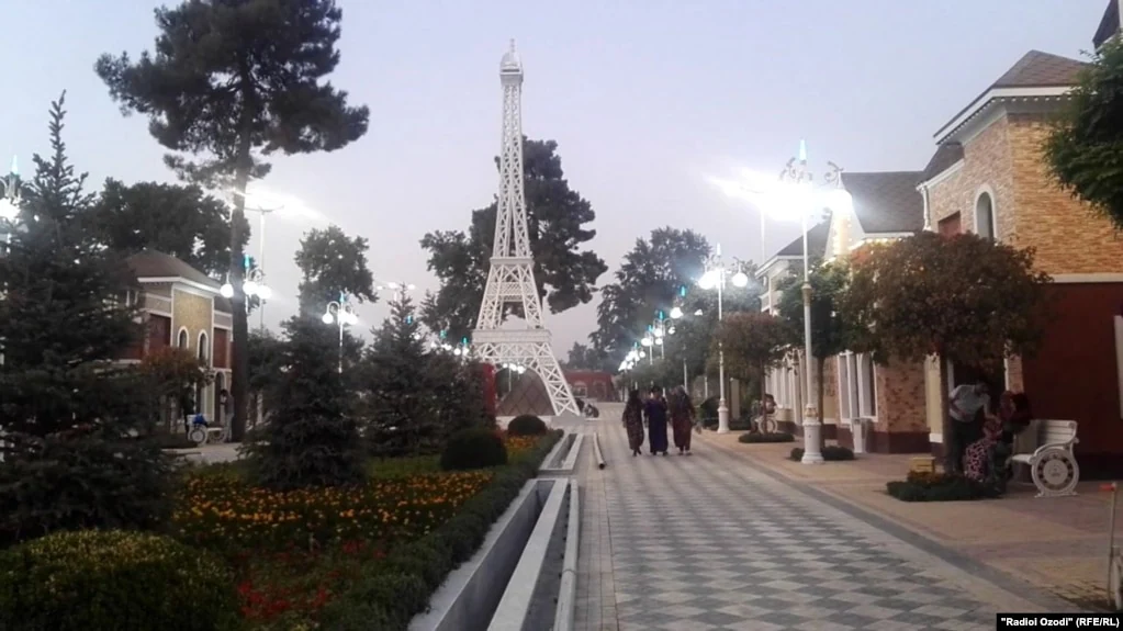 Kulob French Street Eiffel Tower