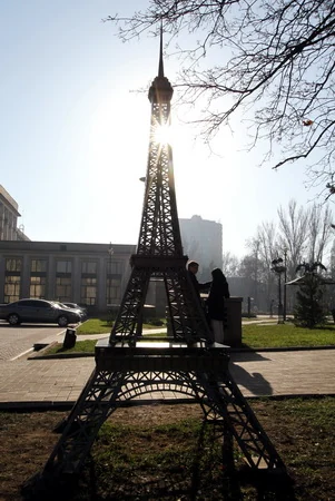 Donetsk Forged Figures Park Eiffel replica