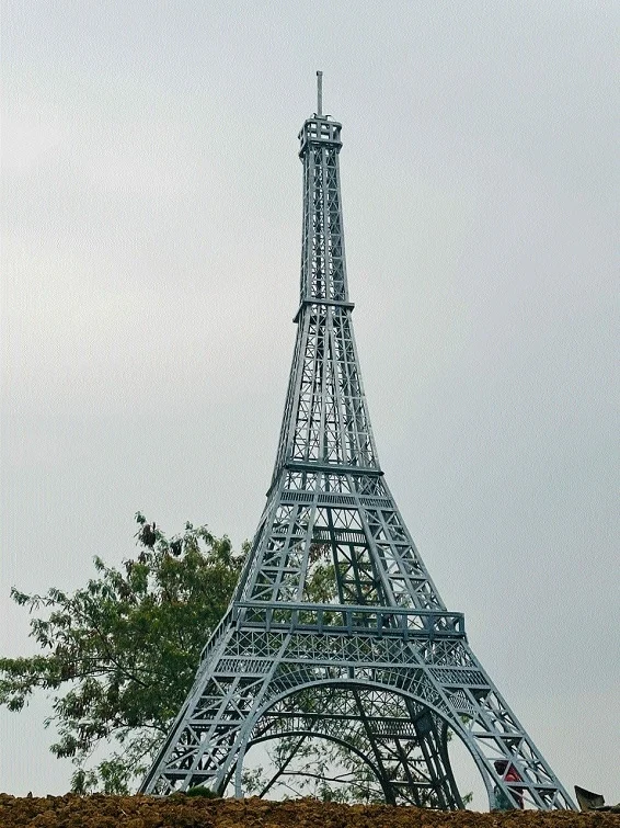 Tour Eiffel — Ambikapur · Parc municipal de réemploi artistique, nom à confirmer (fiche de recherche)