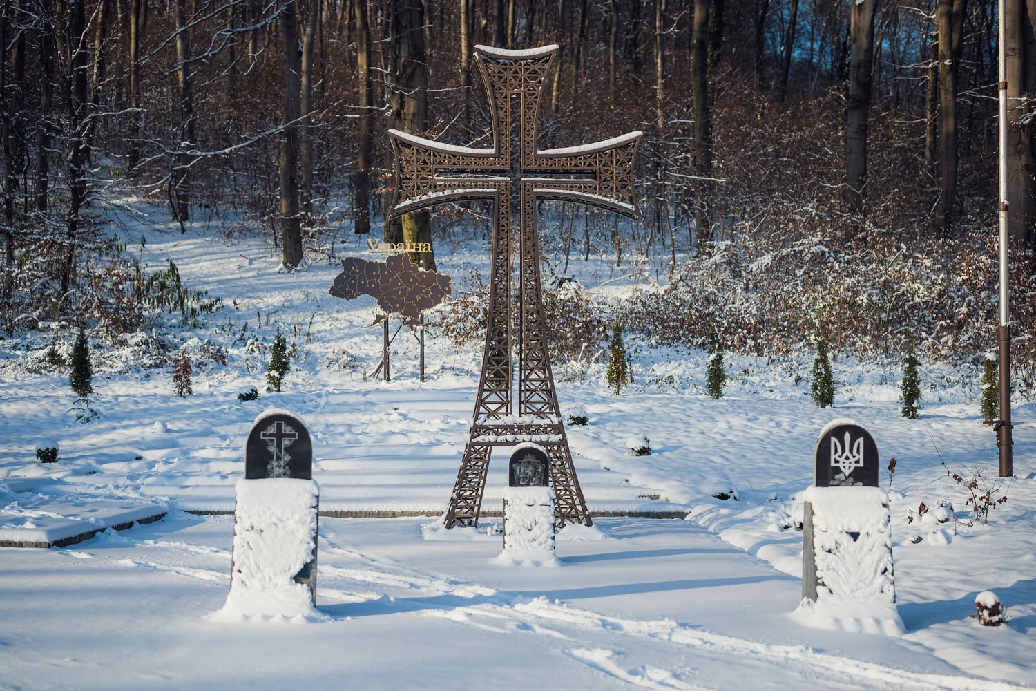 a cross in a shape of an Eiffel Tower, Vynnyky