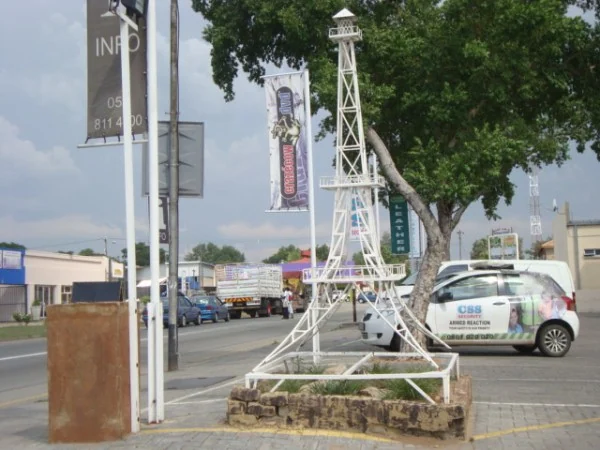 Tower between the street and shops, Parys