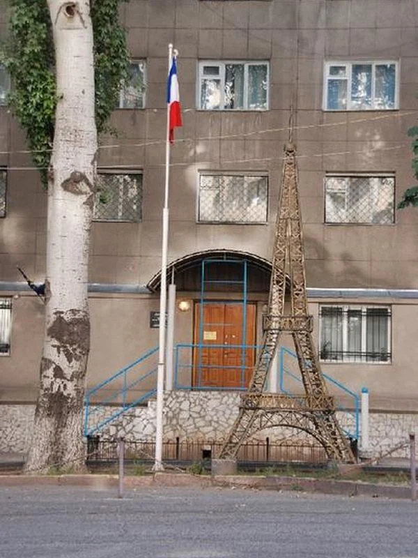 Tour Eiffel — Bishkek · Consulat ou animalerie, lieu à confirmer (fiche de recherche)