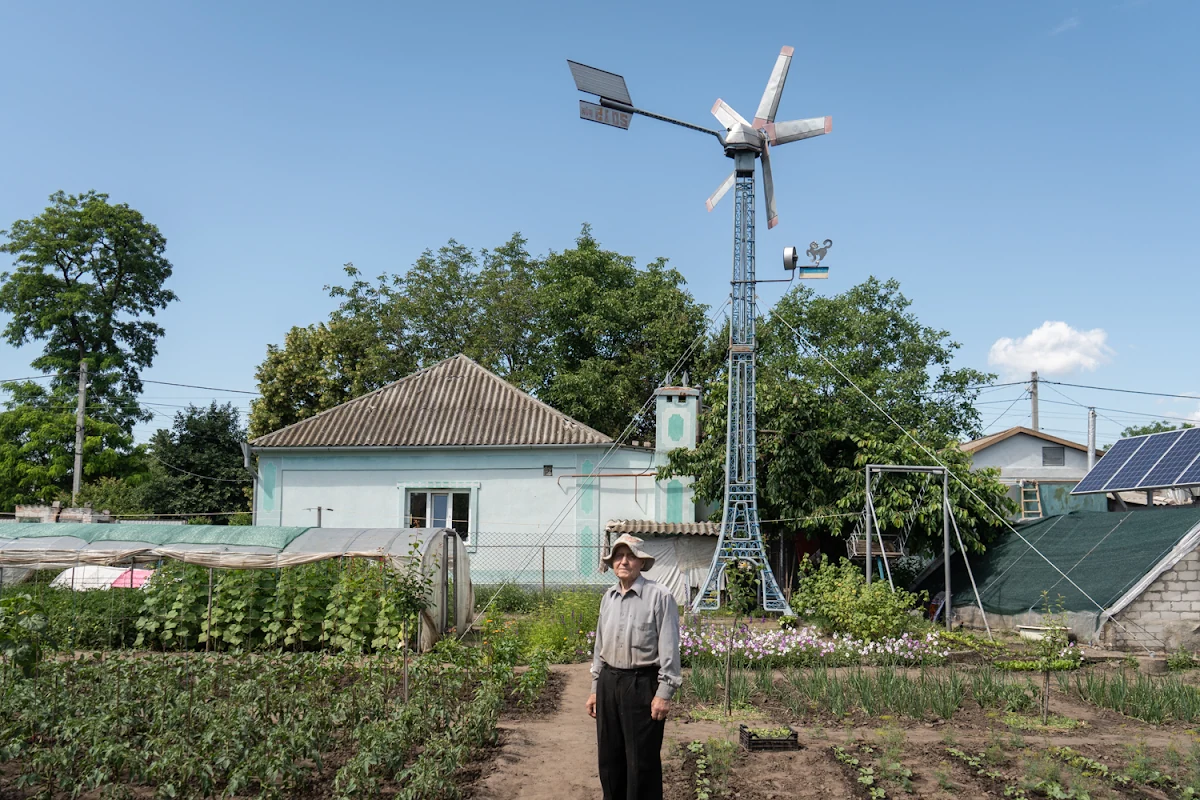 Éolienne en forme de tour Eiffel dans une cour privée — Dnipro