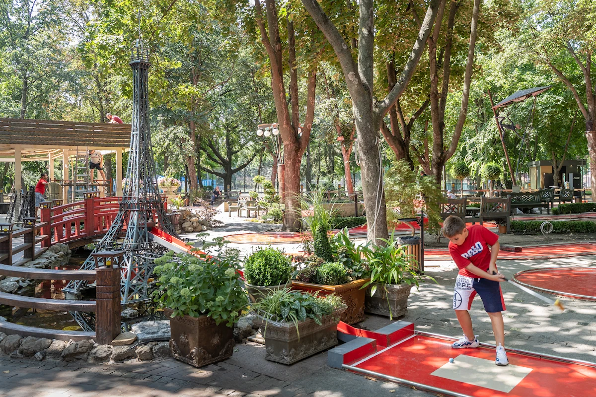Tour du minigolf dans un parc — Odesa