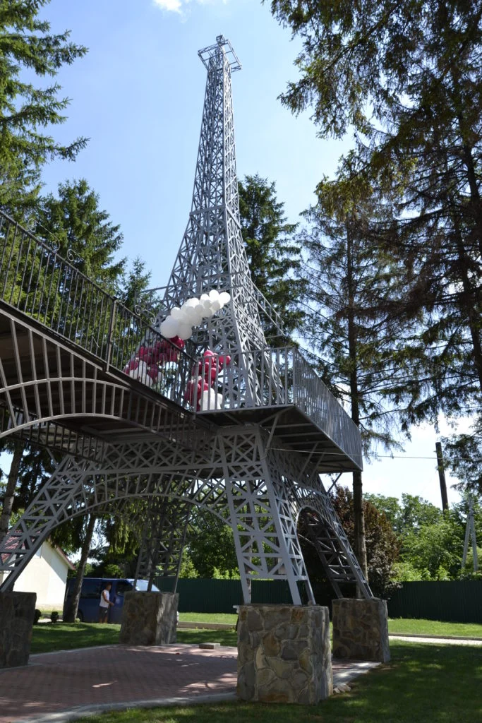 Tour Eiffel — Corjeuți · Restaurant français (fiche de recherche)