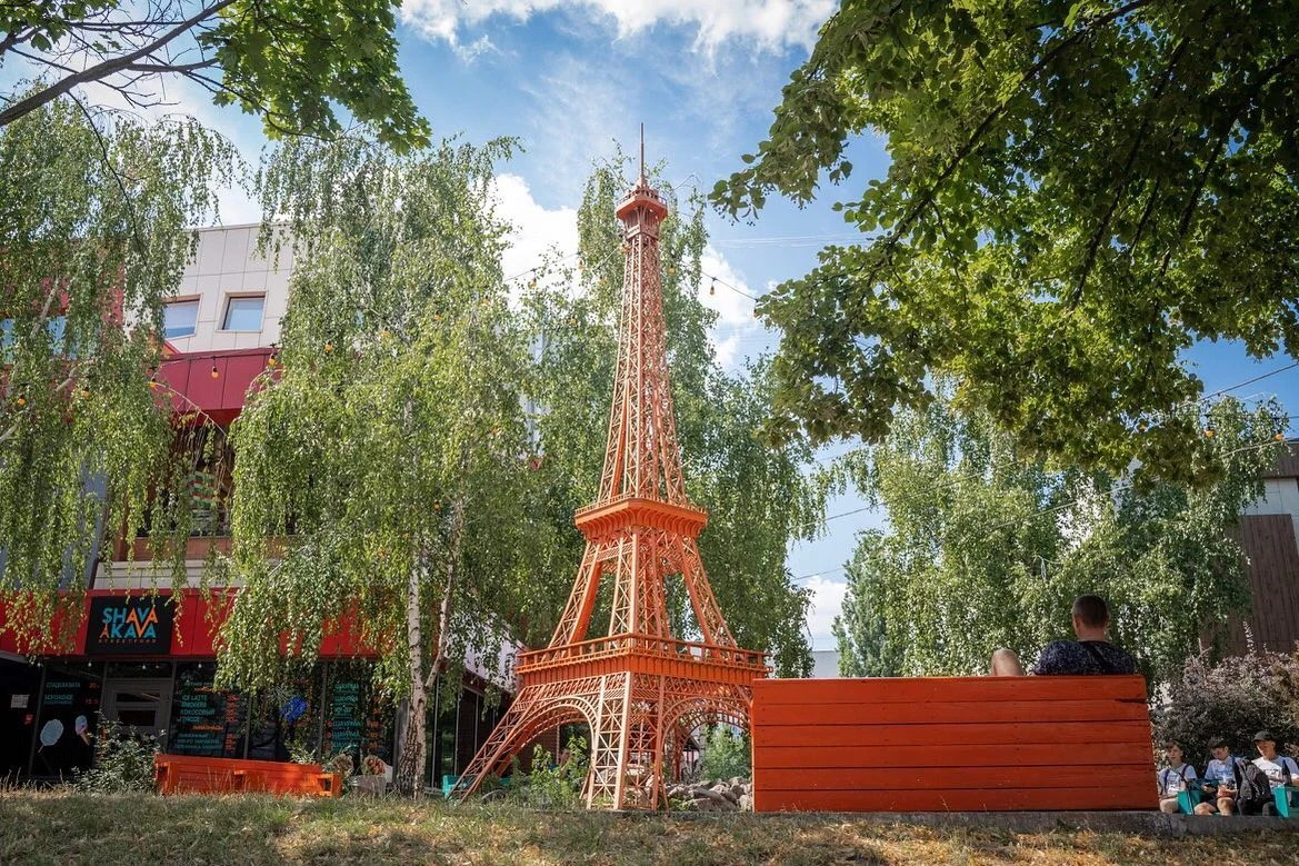 Tour Eiffel — Chernihiv · À un angle de rue (fiche de recherche)