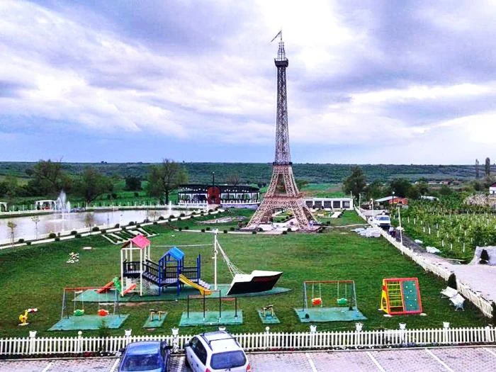 Tour Eiffel — Janjevë · Anija Restaurant Eiffel Tower (fiche de recherche)
