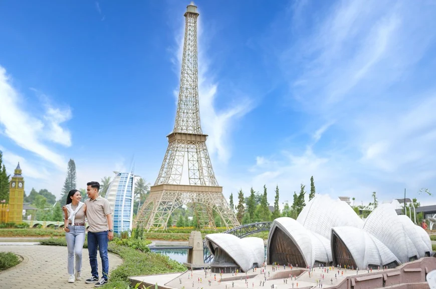 Tour Eiffel — Megamendung · Minimania Puncak (fiche de recherche)