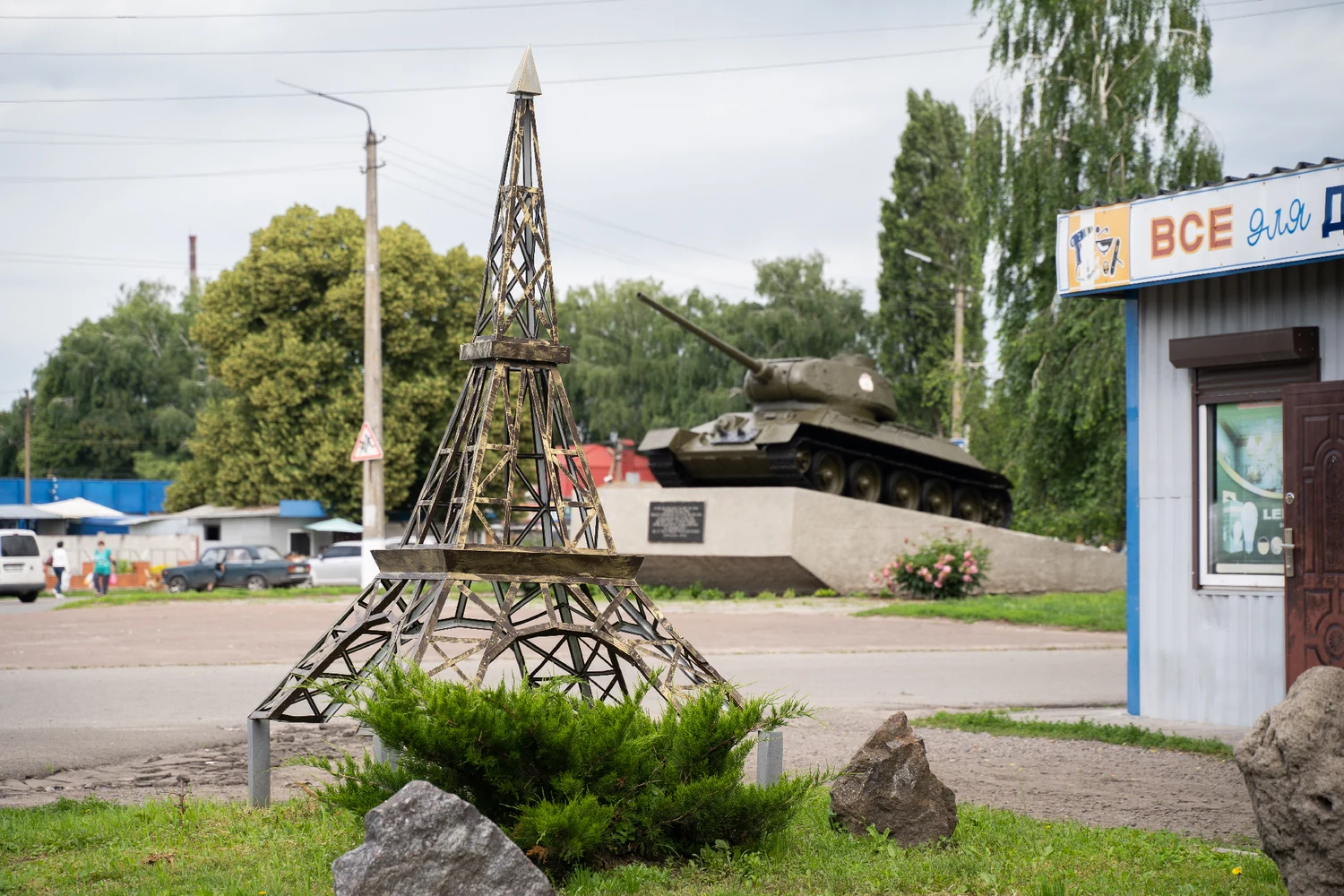 Tour près d’un monument à un char — Yahotyn