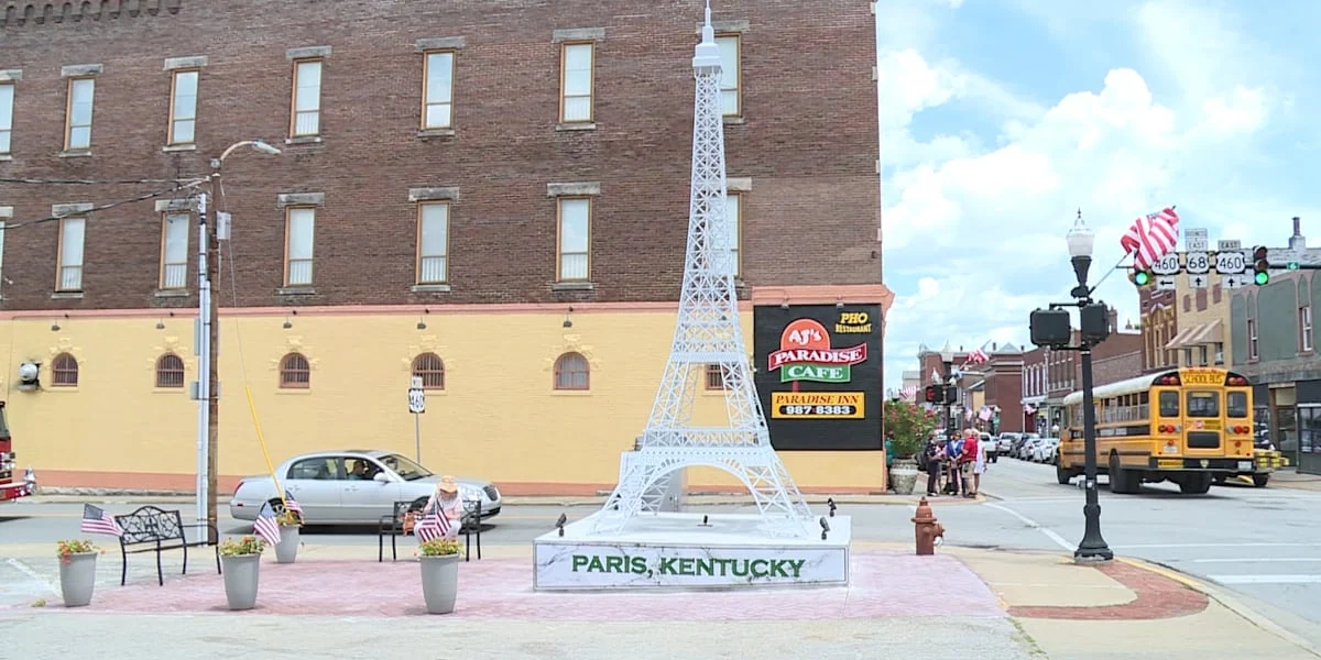 Tour Eiffel — Paris, Kentucky · Petite place (fiche de recherche)