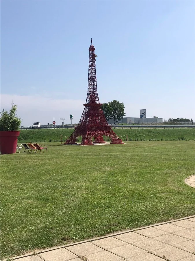 Tour Eiffel — Prissé · Terrain du magasin Fermob (fiche de recherche)