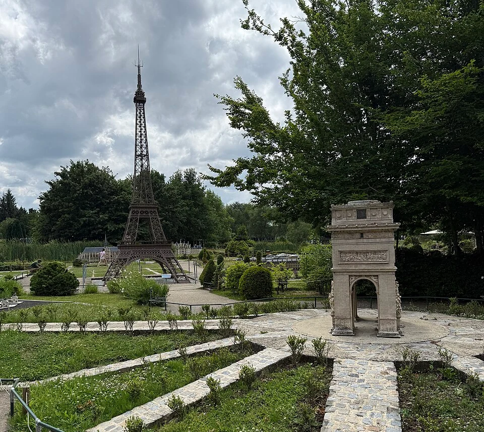 France Miniature Eiffel Tower, Élancourt