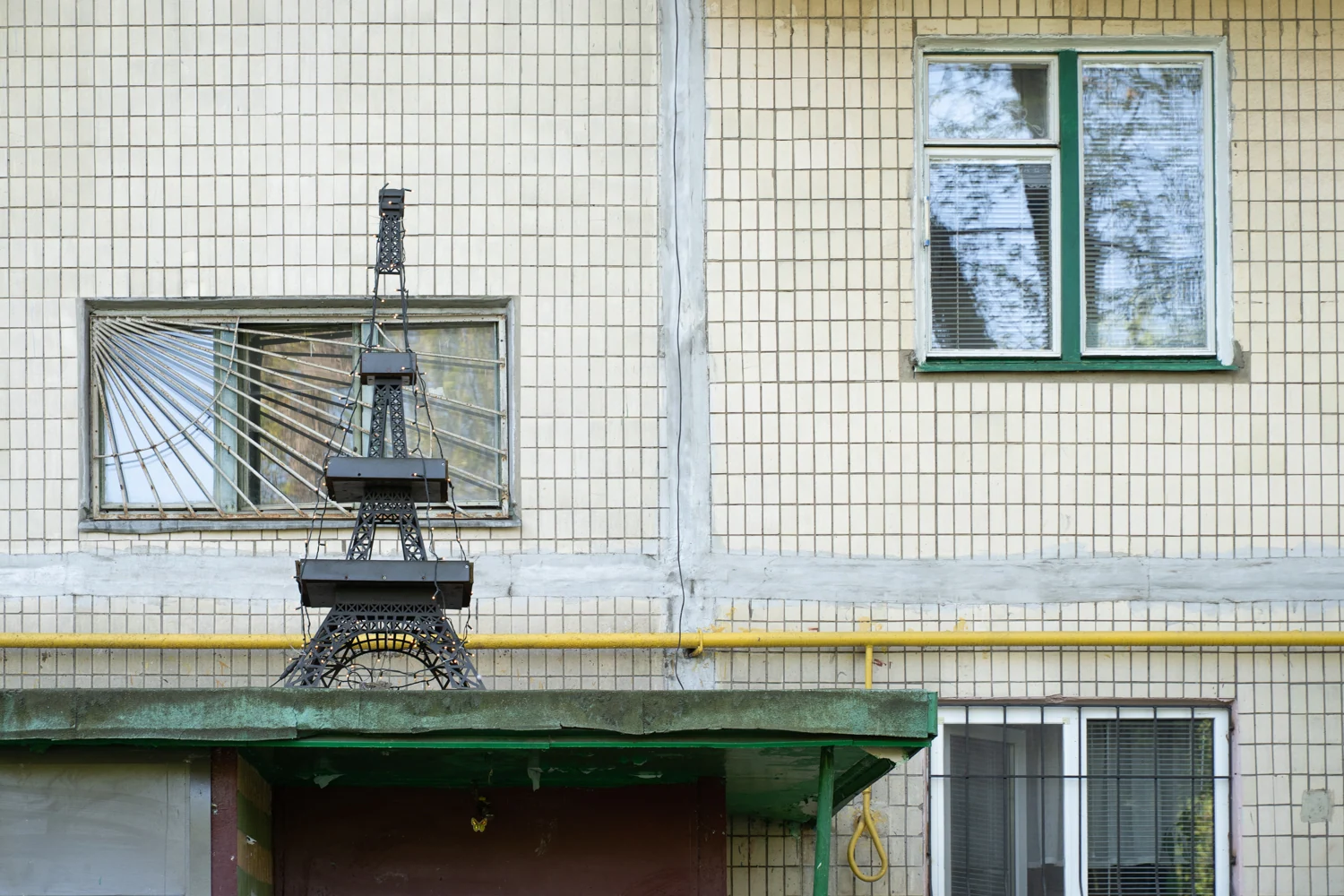 Tour à l’entrée d’un immeuble — Kyiv