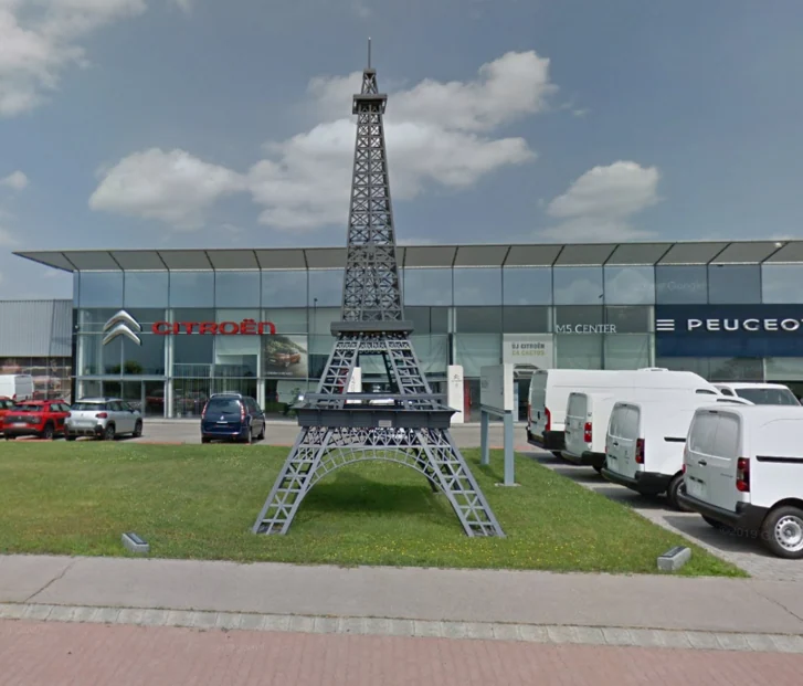Tour Eiffel — Budapest · Tour d’une salle d’exposition automobile (fiche de recherche)