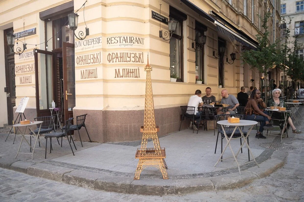 Tour Eiffel — Lviv · À l’extérieur d’une crêperie (fiche de recherche)